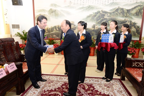 Chairman Carlos Magariños shakes hands with CEO Lai Chengmu