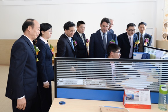 Delegation visits R&D department of Guangxing