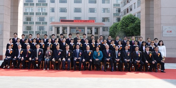 Delegation members pose for a group photo with senior executives of Guangxing