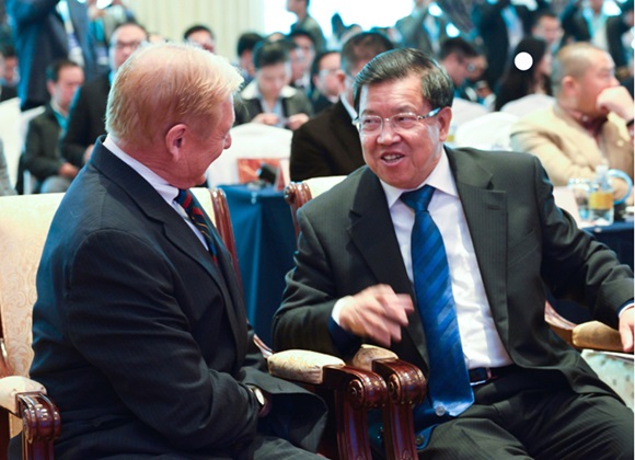 Mr. Long Yongtu in a cordial chat with Mr. William Siptler