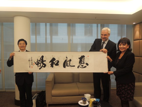 中国代表团团长向北威州经济部部长杜因赠送礼物