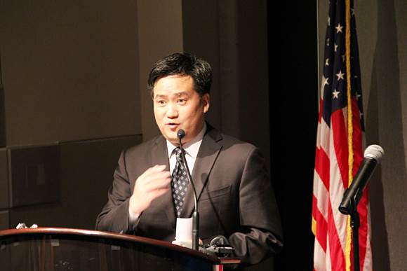 全球中小企业联盟秘书长曹方在弗吉尼亚会议上发表演讲