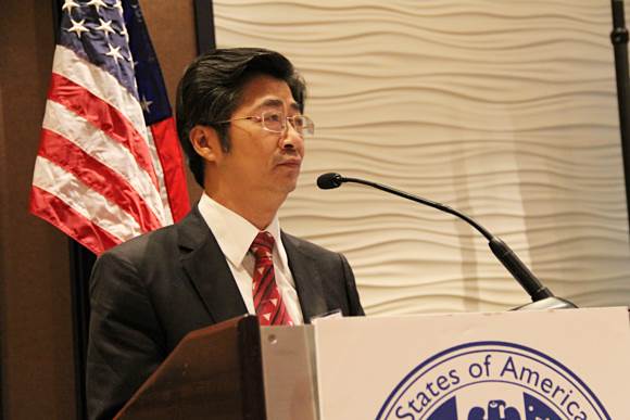 中国中小企业协会副主席周德文在芝加哥会议上发表演讲