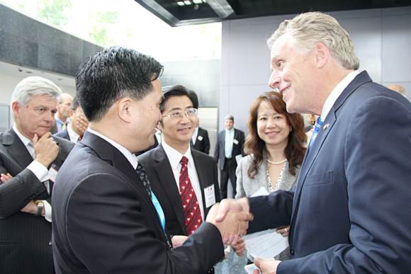 弗吉尼亚州州长麦考利夫与中国企业家代表亲切交谈